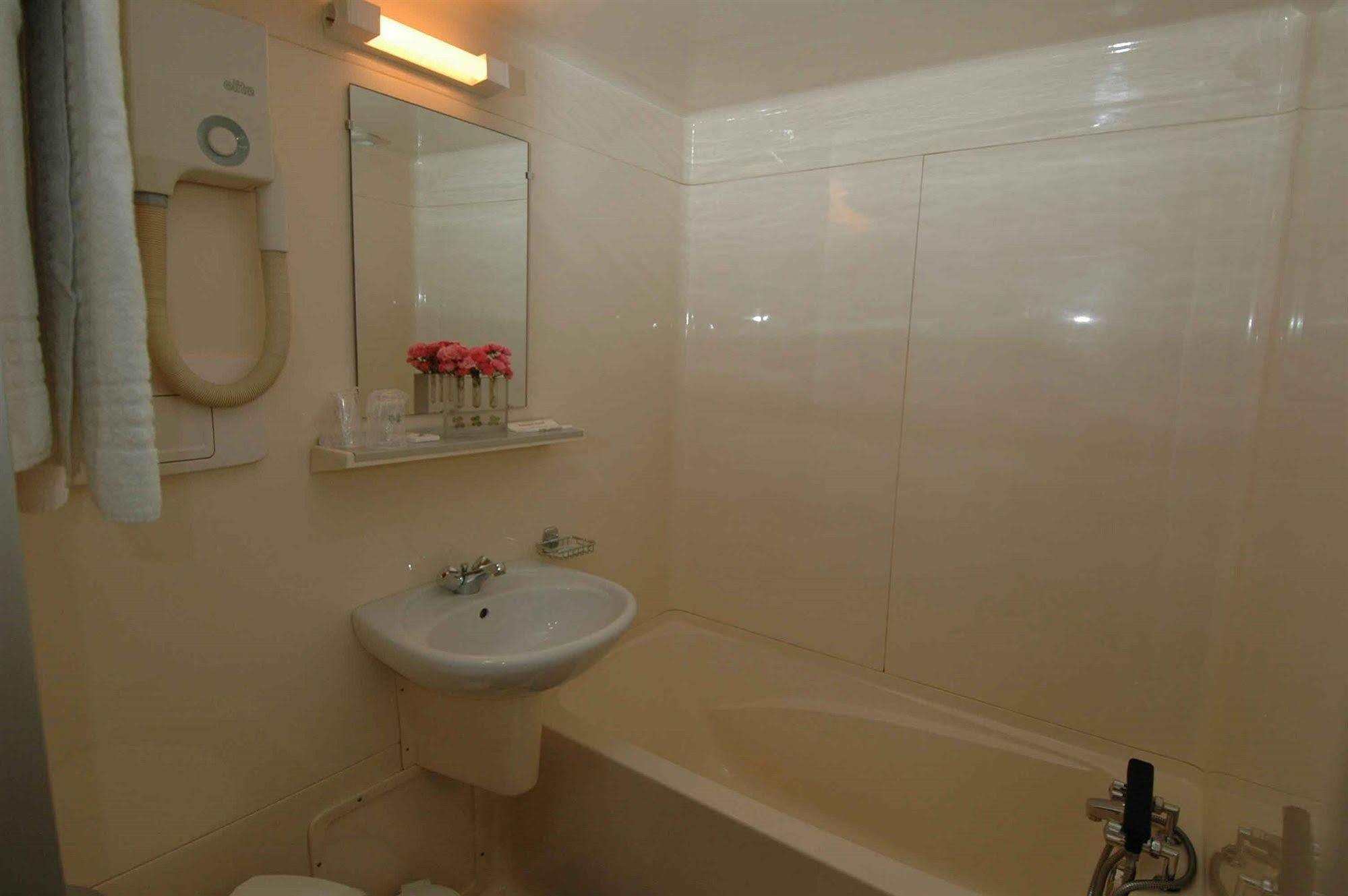 โฮเต็ล เรสเทอรองต์ แมซง บล็องช์ Hotel เรอจิส ภายนอก รูปภาพ